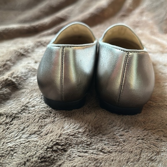 NWOB TALBOTS Ryan Quilted Metallic Silver Leather Flats Sz 6 - Picture 4 of 12